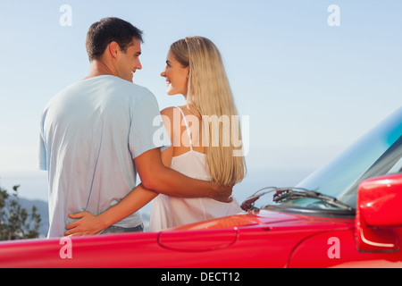 Rückansicht des süße paar umarmt Stockfoto