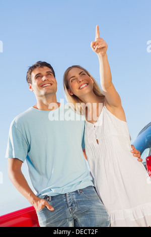 Glückliche Frau etwas zu ihrem hübschen Freund zeigen Stockfoto