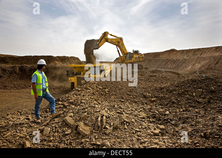 Vorgesetzten überwacht Goldmine Betrieb im Tagebau Oberfläche Grube mit Bagger und Haul Truck arbeiten, Mauretanien, NW-Afrika Stockfoto
