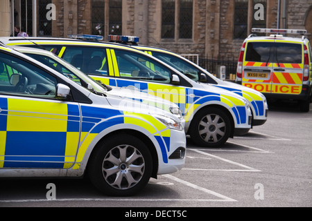 Zeile der Polizeiwagen parkten außerhalb Polizeistation in Bath, Großbritannien Stockfoto