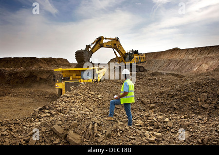 Vorgesetzten überwacht Goldmine Betrieb im Tagebau Oberfläche Grube mit Bagger und Haul Truck arbeiten, Mauretanien, NW-Afrika Stockfoto