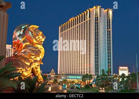 In Richtung der Tropicana von Leo bronze der Löwe Statue außerhalb MGM Grand Hotel & Casino, Las Vegas, Nevada, USA in der Abenddämmerung. JMH5410 Stockfoto