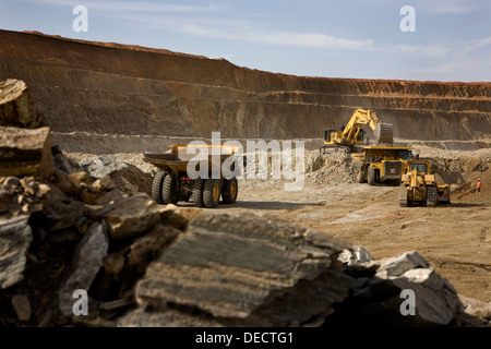 Goldmine Betrieb im Tagebau Oberfläche Grube mit Bagger und Beute LKW arbeiten, Mauretanien, NW-Afrika Stockfoto