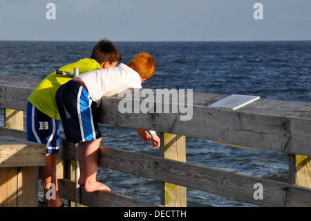 Jungen, Angeln auf der Mole Stockfoto