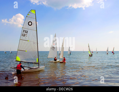 Mitglieder des Yacht-Club dargelegt für ein Rennen auf Felpham direkt am Meer in West Sussex. Das Meer ist Teil des Ärmelkanals. Stockfoto