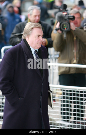 Ehemaligen Labour stellvertretender Premierminister Lord John Prescott geht vorbei ein Demonstrant während der Ankunft auf der Queen Elizabeth II Ko Stockfoto