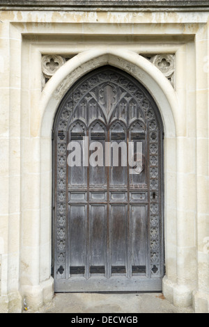 Eine alte und reich verzierten geschnitzten hölzernen Außentür in der Seitenwand einer mittelalterlichen Kirche in Hadleigh, Suffolk, England. Stockfoto
