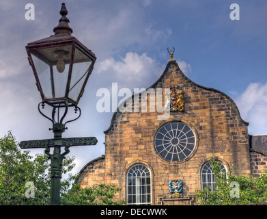 Canongate Kirk Kirche Edinburgh Royal Mile, Schottland, UK außen & alten Princes Street Gaslampe Stockfoto