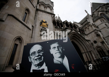 Demonstranten mit Masken von James Murdoch (L) und sein Vater Rupert (R) zeigen außerhalb der Leveson-Anfrage Stockfoto