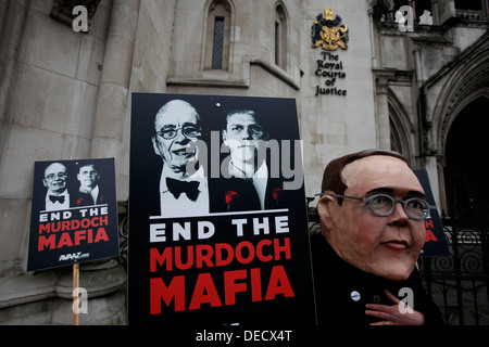 Demonstranten mit Masken von James Murdoch (L) und sein Vater Rupert (R) zeigen außerhalb der Leveson-Anfrage Stockfoto