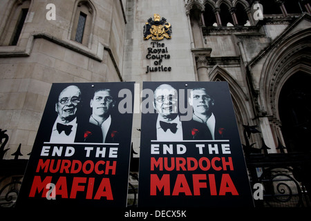 Demonstranten mit Masken von James Murdoch (L) und sein Vater Rupert (R) zeigen außerhalb der Leveson-Anfrage Stockfoto