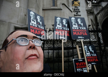 Demonstranten mit Masken von James Murdoch (L) und sein Vater Rupert (R) zeigen außerhalb der Leveson-Anfrage Stockfoto