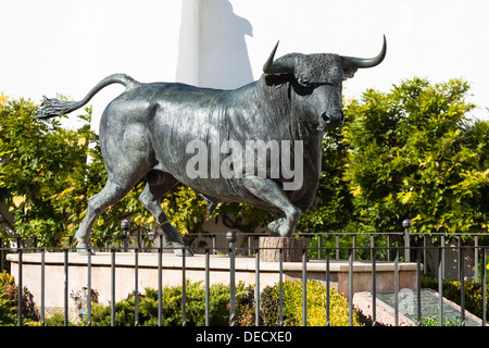 Statue von Bull in Ronda, Andalusien, Spanien. Stockfoto