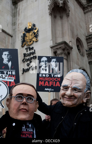 Demonstranten mit Masken von James Murdoch (L) und sein Vater Rupert (R) zeigen außerhalb der Leveson-Anfrage Stockfoto