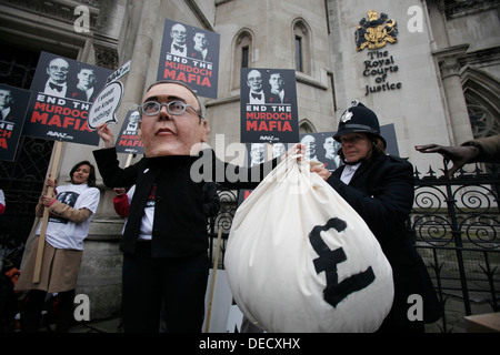 Demonstranten mit Masken von James Murdoch (L) und sein Vater Rupert (R) zeigen außerhalb der Leveson-Anfrage Stockfoto