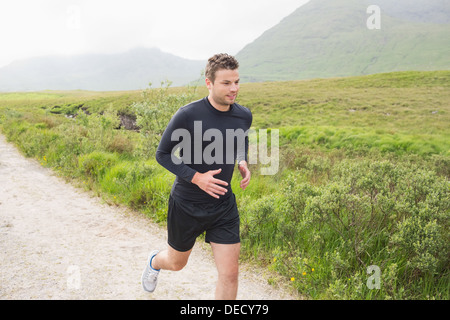 Fit Mann Joggen auf einem Pfad Stockfoto