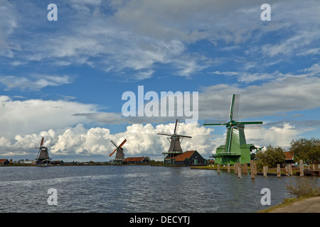 Blick auf historische Windmühlen und Häuser an der Zaanse Schans, Zaanstad, in der Nähe von Amsterdam, Nordholland, Niederlande. Stockfoto