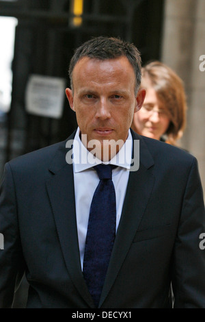 Fred Michel überlässt die Royal Courts of Justice nach seine Beweise The Leveson Inquiry am 24. Mai 2012 in London, England. Stockfoto