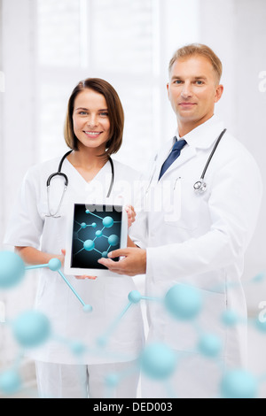 zwei Ärzte zeigen tablet-pc mit Molekülen Stockfoto