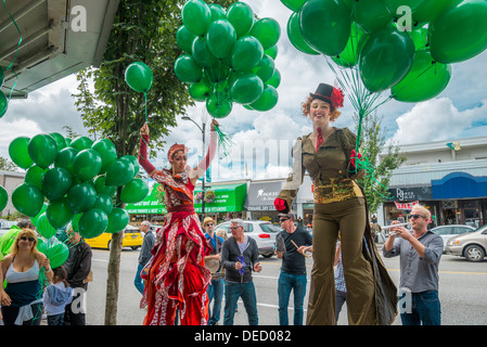 Stelzen-Künstler und die Paperboys Band auf Cambie Dorf Sommer Sizzler Veranstaltung, Vancouver, Britisch-Kolumbien, Kanada Stockfoto