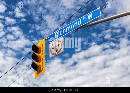 Gelbe Ampel, keine drehen zu unterzeichnen und Richmond St W vor einem bewölkten blauen Himmel - Toronto Stockfoto
