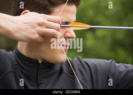 Konzentriert Man Bogenschießen üben Stockfoto
