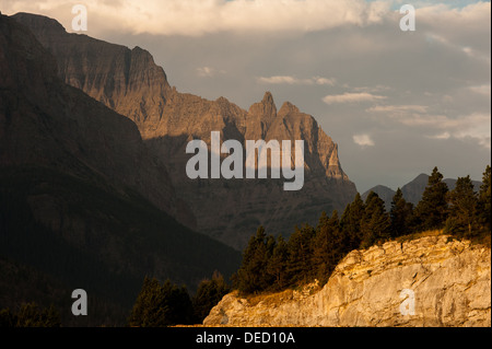 Sonnenaufgang über den Bergen rund um St. Mary Lake, im Glacier National Park. Stockfoto