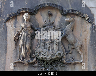 Nisi Dominus Frustra, das Wappen von Edinburgh, am steinernen Brunnen der Stadt, Schottland Stockfoto