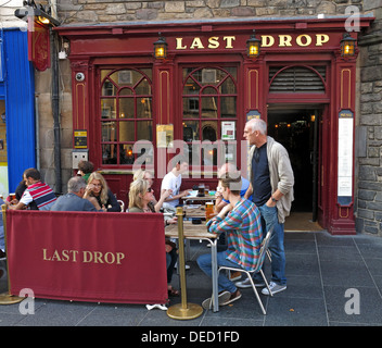Essen und Trinken außerhalb des Last Drop Pub, Tourist Bar, Grassmarket, Edinburgh, Schottland, UK, EH1 2JR Stockfoto
