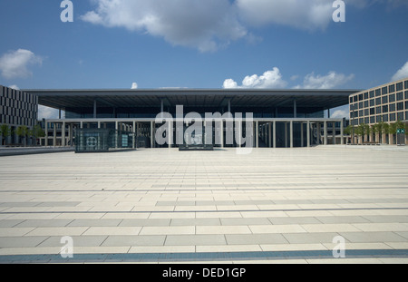 Schönefeld, Deutschland, Willy - Brandt-Platz vor dem Terminalgebaeude des Flughafen Berlin Brandenburg Stockfoto