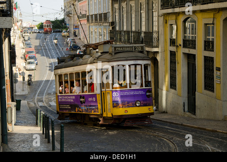 Linie 28, alte Straßenbahn in den Straßen von Lissabon, Portugal. Stockfoto