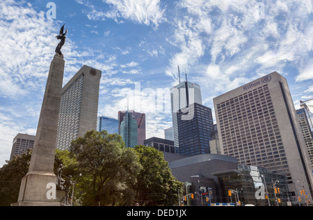 Geflügelte Figur auf südafrikanischen Kriegerdenkmal und modernen Wolkenkratzern, BMO, Sheraton Hotel, Hilton Hotel, KPMG-Gebäude - Toronto Stockfoto