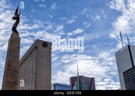 Geflügelte Figur auf südafrikanischen Kriegerdenkmal und modernen Wolkenkratzern, BMO, Sheraton Hotel, KPMG-Gebäude - Toronto Stockfoto