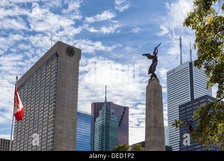 Kanadische Flagge, geflügelte Figur auf südafrikanischen Kriegerdenkmal und modernen Wolkenkratzern, BMO, Sheraton Hotel Gebäude - Toronto Stockfoto