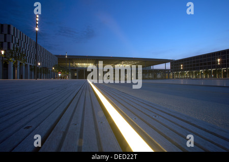 Schönefeld, Deutschland, Willy - Brandt-Platz vor dem Terminalgebaeude des Flughafen Berlin Brandenburg am Abend Stockfoto