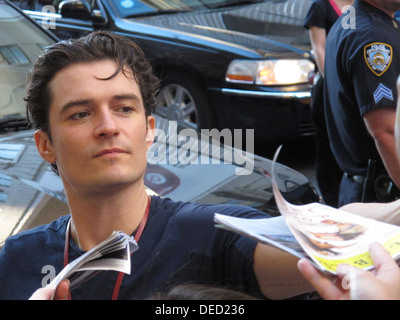 Schauspieler Orlando Bloom unterschreibt Playbill Bücher aus dieser neuesten Stück am Broadway, Romeo und Julia in New York City Stockfoto