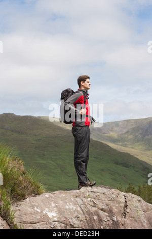 Gut aussehender Mann stehend im Hill Top genießen Sie den Blick Stockfoto