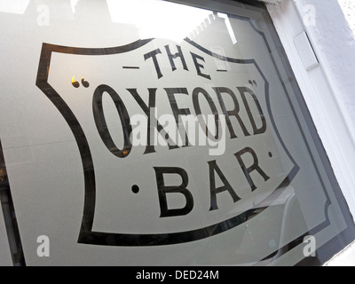 Oxford Bar Fenster. Das Public House befindet sich auf der jungen Straße, in der New Town von Edinburgh, Schottland. Rebus ist lokale Stockfoto