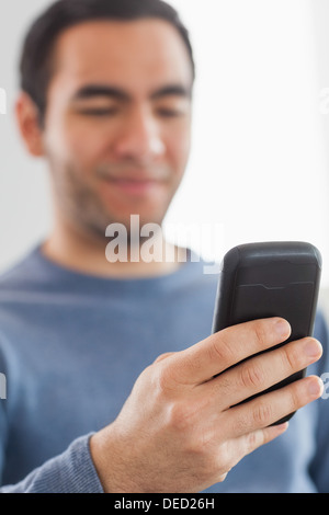 Glücklich legerer Mann senden einer Textnachricht Stockfoto