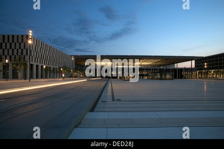 Schönefeld, Deutschland, Willy - Brandt-Platz vor dem Terminalgebaeude des Flughafen Berlin Brandenburg am Abend Stockfoto