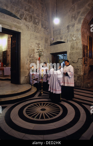 Franziskaner in Chapel of Mary Magdalene im Inneren der Kirche des heiligen Sepulchre Altstadt Ost-Jerusalem Israel Stockfoto