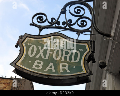 Unterschreiben Sie an der Oxford Bar. Ein öffentliches Haus in der Young Street, in der Neustadt Edinburgh, Schottland. Insp' Rebus's local - Schottland, UK, EH2 4JB Stockfoto