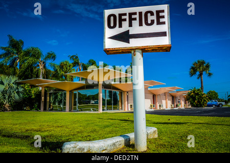 Historische Mitte Jahrhundert Motel entworfen von Victor A. Lundy, Warm Mineral Springs, FL Stockfoto