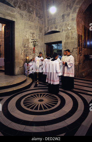 Römisch-katholische Priester die Vorbereitung für eine tägliche Messe in der Kapelle der Hl. Maria Magdalena in der Kirche des Heiligen Grabes im christlichen Viertel der Altstadt Ost Jerusalem Israel Stockfoto