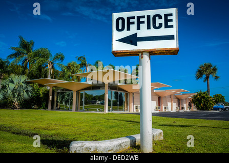 Historische Mitte Jahrhundert Motel entworfen von Victor A. Lundy, Warm Mineral Springs, FL Stockfoto