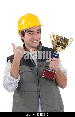 Bauarbeiter mit Trophäe Stockfoto