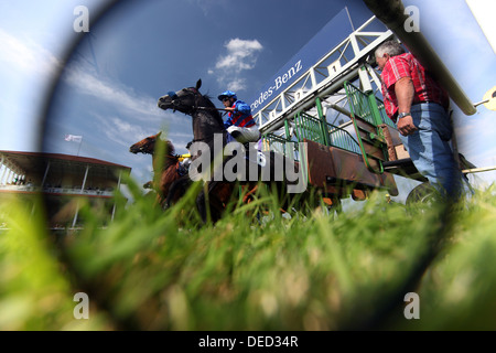 Iffezheim, Deutschland, Pferde und jockeys vor dem Start ein Pferderennen Stockfoto