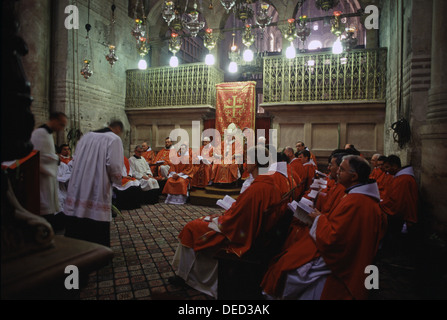 Lateinische Kirche katholische Kleriker, die sich an einem Römisch-katholischen Hochamt Zeremonie mit Patriarch Fouad Twal, den lateinischen Patriarchen von Jerusalem zur Grabeskirche Kirche im christlichen Viertel der Altstadt Ost Jerusalem Israel Stockfoto