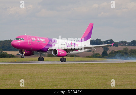 Wizz Air a320 HA-LWD Landung am Flughafen London-Luton LTN Stockfoto