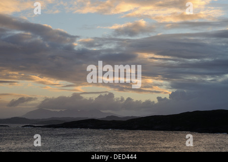 Dramatische Wolken über Achnahaird Bay in der Morgendämmerung, mit dem Berg Quinag im Hintergrund, Coigach, Assynt, Sutherland, Schottland Stockfoto